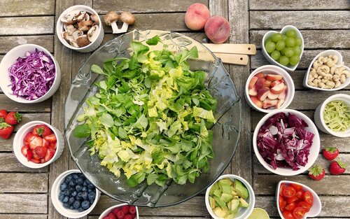 ein Salat im Zentrum, daneben sind Schüsseln mit diversen Obst und Gemüse  | © pixabay
