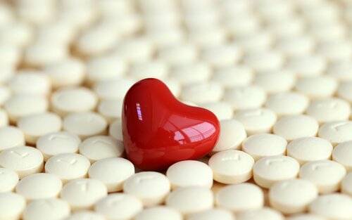 Eine Herzform umrandet von weißen Tabletten | © pixabay