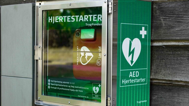 Defibrillator, der in einem Kasten an einer Wand aufbewahrt ist. | © pixabay