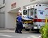 zwei Sanitäter schieben einen Patienten in einen Krankenwagen | © pixabay.com