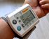 Ein Blutdruckmessgerät wird an den Arm einer Person geschnallt, um ihren Blutdruck zu messen. | © pixabay