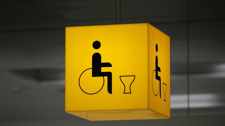 Schild einer behindertengerechten Toilette | © pixabay