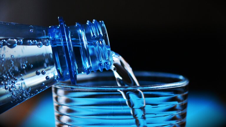 Wasser aus einer Flasche wird in ein Glas gegossen | © pixabay