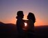 Mann und Frau umarmen sich, im Hintergrund ein Sonnenuntergang. | © pixabay