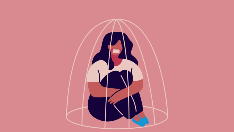 Eine junge Frau sitzt eingezwängt in einem Käfig. | © EnableMe