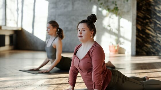 Eine junge Frau mit dem Down-Syndrom macht Yoga. | © Cliff Booth/pexels