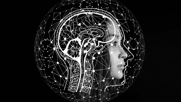 Helle Grafik von Sternenbilden, einem gezeichnetes Gehirn im Querschnitt und einer Frau im Seitenprofil auf dunklem Hintergrund | © Gerd Altmann/ pixabay