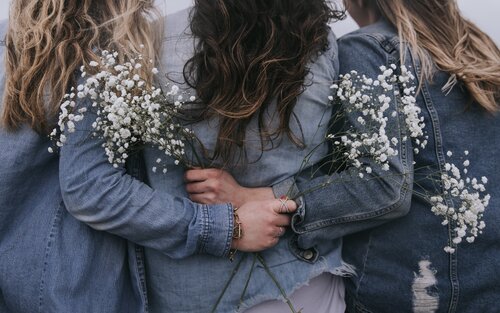 Drei Frauen umarmen sich | © Becca Tapert/unsplash