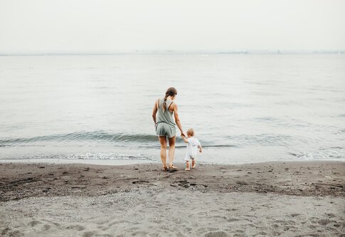 Eine Frau mit einem kleinen Jungen am Meer | © Liana Mikah/unsplash
