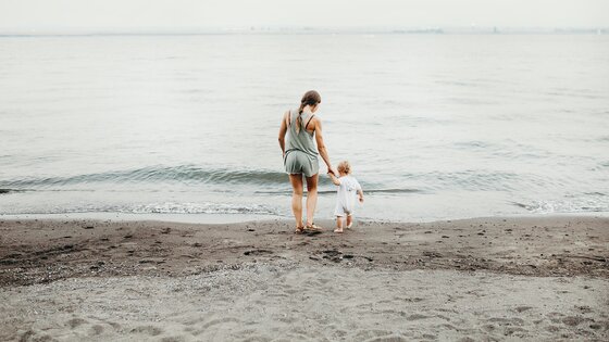 Eine Frau mit einem kleinen Jungen am Meer | © Liana Mikah/unsplash
