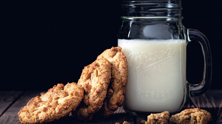 Ein Glas Milch und Kekse | © Brian Suman/unsplash