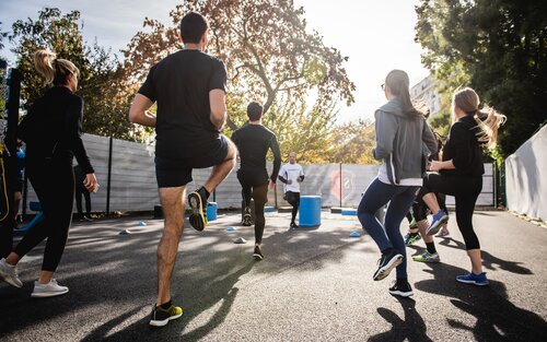 Eine Gruppe von Menschen, die draußen Sport machen. | © Gabin Vallet/unsplash