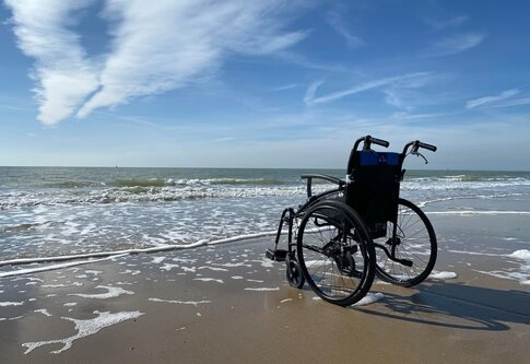 Einsamer Rollstuhl am Strand, ohne Mensch.  | © unsplash