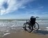 Einsamer Rollstuhl am Strand, ohne Mensch.  | © unsplash