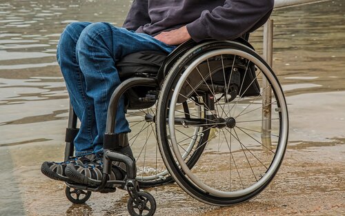 Nahaufnahme von einem Mann im Rollstuhl | © pixabay
