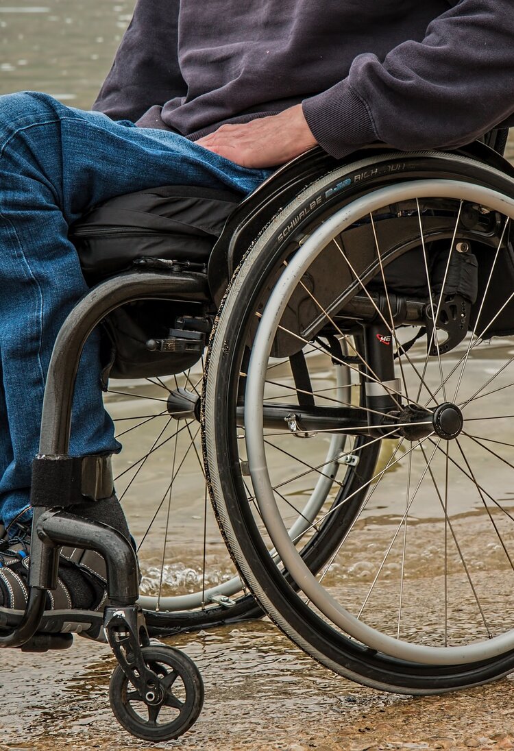 Nahaufnahme eines Mann im Rollstuhl | © pixabay