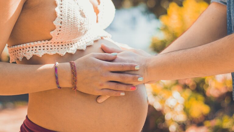 schwangere Frau, mit Händen auf ihrem Bauch | © pixabay