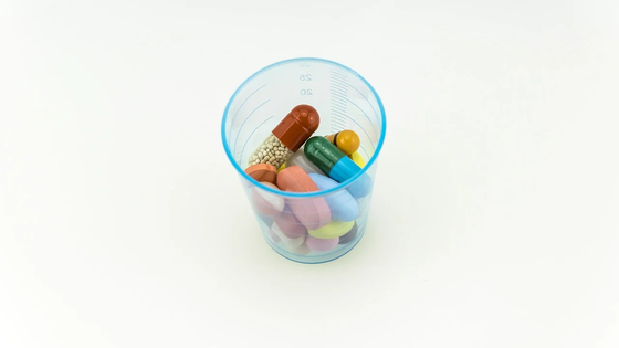 Ein Becher mit Tabletten | © pixabay
