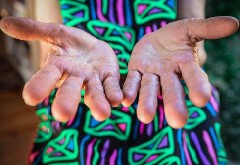Frau zeigt ihre Hände in die Kamera. | © Claudia van Zyl/unsplash