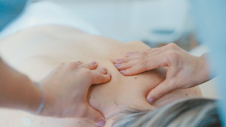 Eine Frau erhält eine Massage | © unsplash