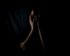 Frau im Dunkeln hält sich die Hände vors Gesicht | © Melanie Wasser/unsplash