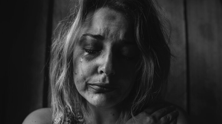 Schwarz-weiß Aufnahme einer weinenden Frau | © unsplash