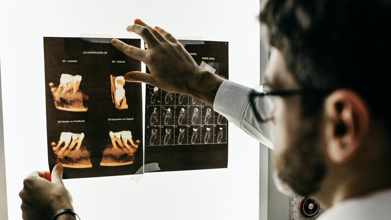 Ein Arzt betrachtet ein Röntgenbild | © Jonathan Borba/unsplash