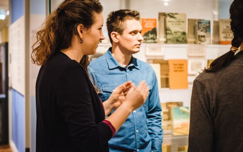 eine junge Frau spricht in Gebärdensprache mit Kollegen | © Andi Weiland/Gesellschaftsbilder.de