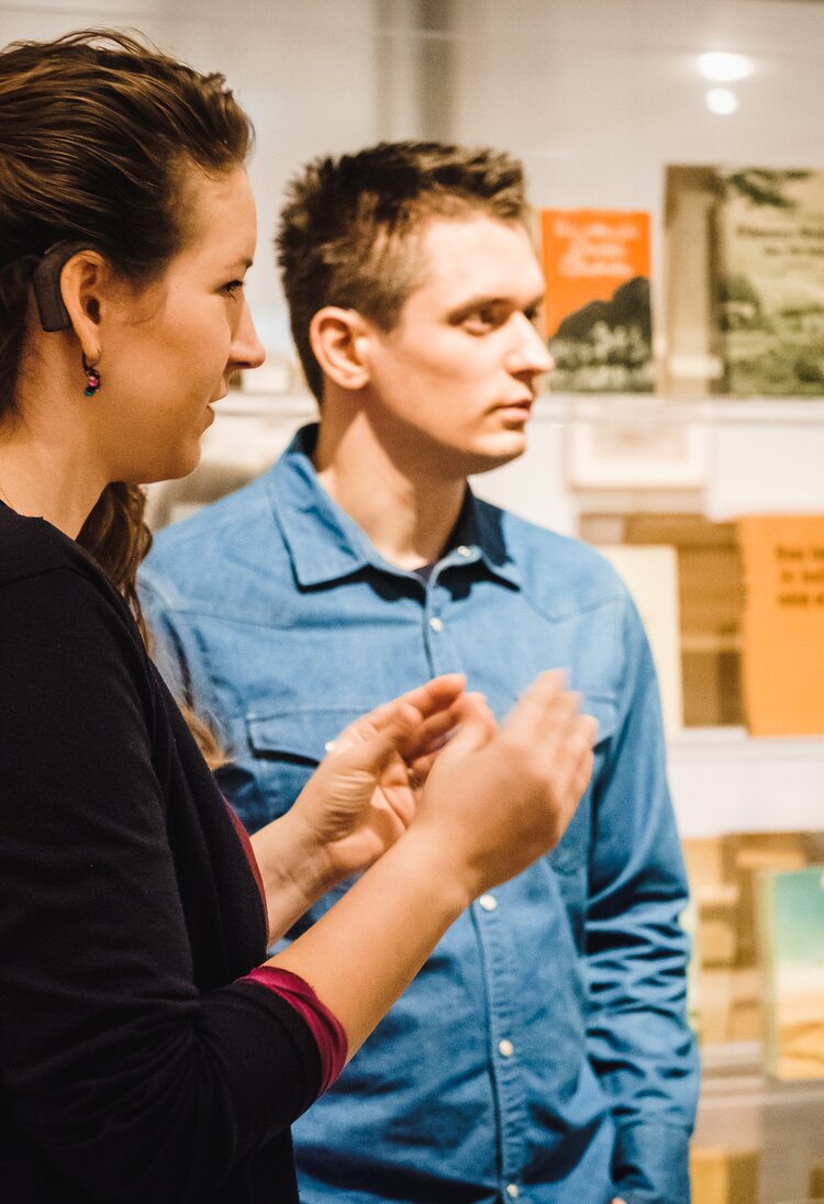 eine junge Frau spricht in Gebärden mit Kollegen | © Andi Weiland/Gesellschaftsbilder.de