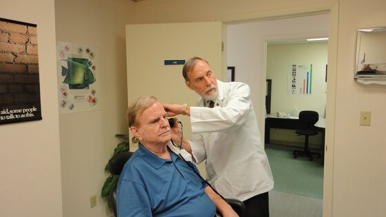 Ein HNO-Arzt untersucht einen Patienten am Ohr | © pixabay