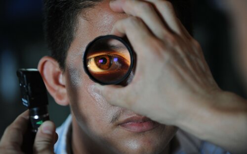 Ein Augenarzt untersucht einen Patienten mit einer Lupe. | © pixabay
