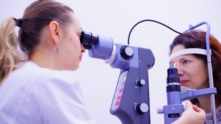 eine Augenärztin untersucht eine Patientin mit Laser | © pixabay