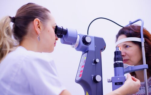 eine Augenärztin untersucht eine Patientin mit Laser | © pixabay