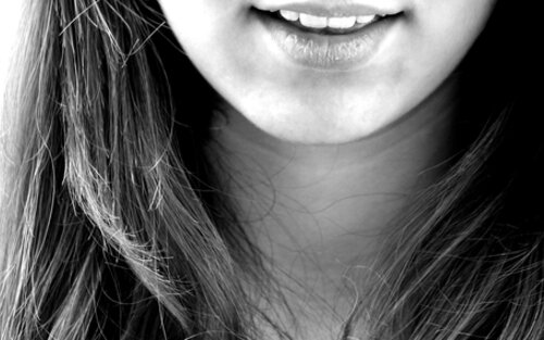 schwarz-weiß Nahaufnahme von lächelnden Lippen einer Frau | © pixabay
