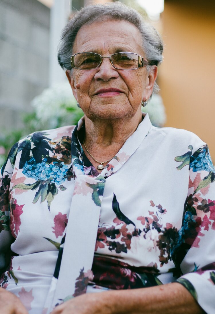 porträt einer älteren Dame mit Brille und geblümter Bluse | © Damir Bosnjak/unsplash