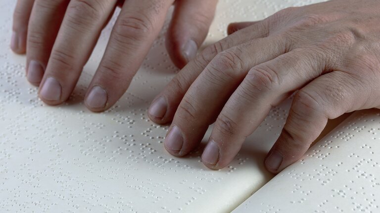 Nahaufnahme von Händen, die Brailleschrift benutzen. | © pixabay