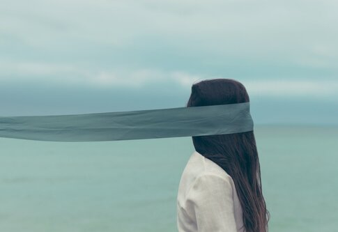 Mädchen mit Schleier steht am Meer | © unsplash
