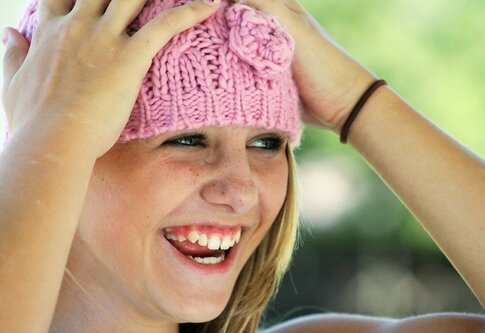 ein lachendes Mädchen mit rosa Strickmütze | © pixabay