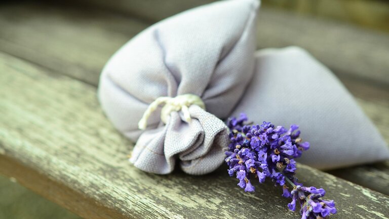 Zwei Säckchen gefüllt mit Lavendel auf einer Holzbank | © pixabay