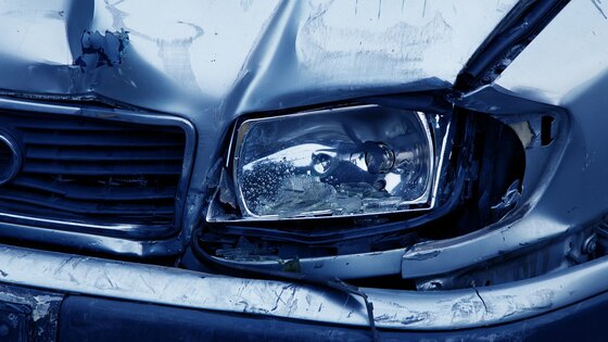 Unfallwagen mit Dellen und zerstörtem Scheinwerfer | © pixabay