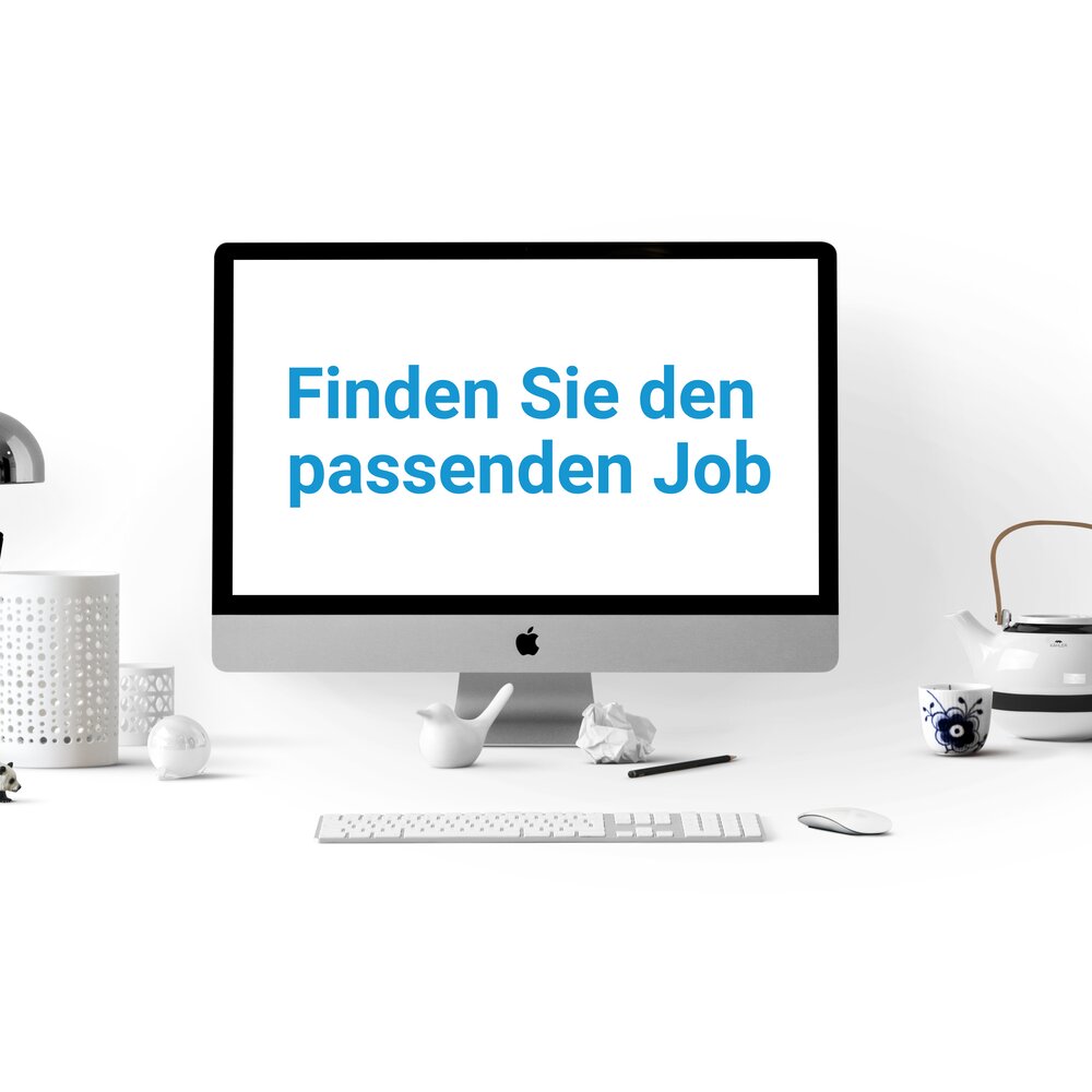 Schreibtisch mit verschiedenen Büroutensilien und einem Computerbildschirm mit dem Text "Finde den passenden Job" | © Pexels