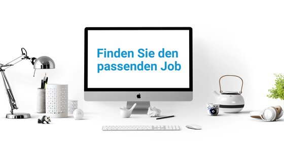 Schreibtisch mit verschiedenen Büroutensilien und einem Computerbildschirm mit dem Text "Finde den passenden Job" | © Pexels