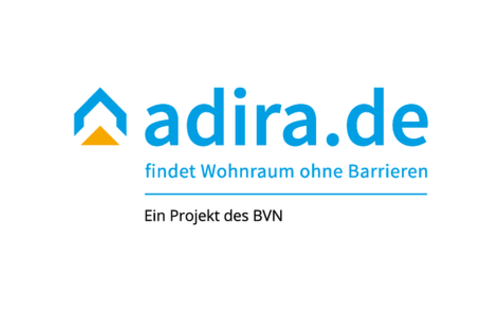 Das Logo von adira.de in blauer Schrift mit dem Zusatz „findet Wohnraum ohne Barrieren“ und dem Untertitel „Ein Projekt des BVN“ | © adira.de I Blinden- und Sehbehindertenverband Niedersachsen e.V.