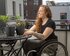 Eine junge Frau im Rollstuhl auf ihrem rollstuhlgerechten Balkon | © ©adira.de, Fotograf: Daniel George
