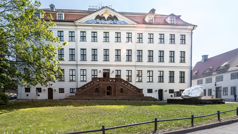 Foto von einem großen weißen Gebäude - den Frankens Stiftungen in Halle | © Stadt Halle (Saale)