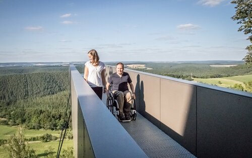 Ein Rollstuhlfahrer und eine junge Frau auf einem Aussichtssteg in Thüringen | © Stiftung Leuchtenburg, Alexander Schlotter