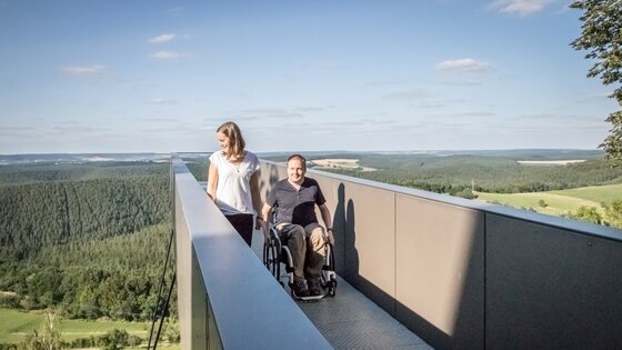 Ein Rollstuhlfahrer und eine junge Frau auf einem Aussichtssteg in Thüringen | © Stiftung Leuchtenburg, Alexander Schlotter