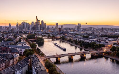 Skyline von Frankfurt mit dem Main im Vordergrund | © Hesse Tourismus / Udo Bernhart