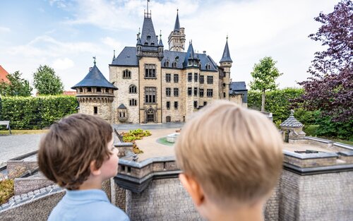 Foto von zwei Kindern, die auf ein Schloss blicken | ©  Staatskanzlei und Ministerium für Kultur Sachsen-Anhalt