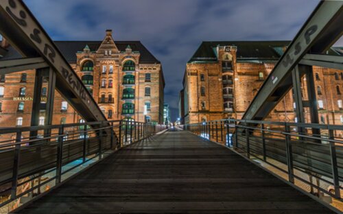 Foto von einer Brücke in der Speicherstadt bei Nacht. | © Pixabay